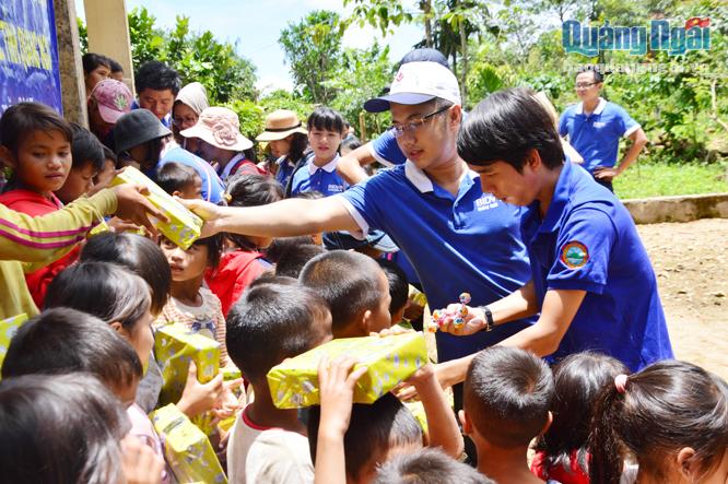   Trao quà cho các em học sinh nghèo ở thôn Quế, Trà Bùi (Trà Bồng)    