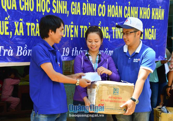  Đoàn iên thanh niên Ngân hàng BIDV- Chi nhánh Quảng Ngãi tặng sách, vở và dụng cụ học tập cho điểm trường tại thôn Quế. 
