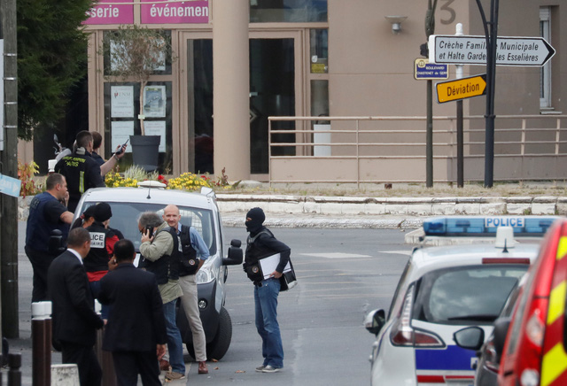 Lực lượng điều tra và cứu hỏa Pháp có mặt tại Villejuif sau khi phát hiện căn hộ chứa các vật liệu tạo bom ở khu vực này - Ảnh: REUTERS
