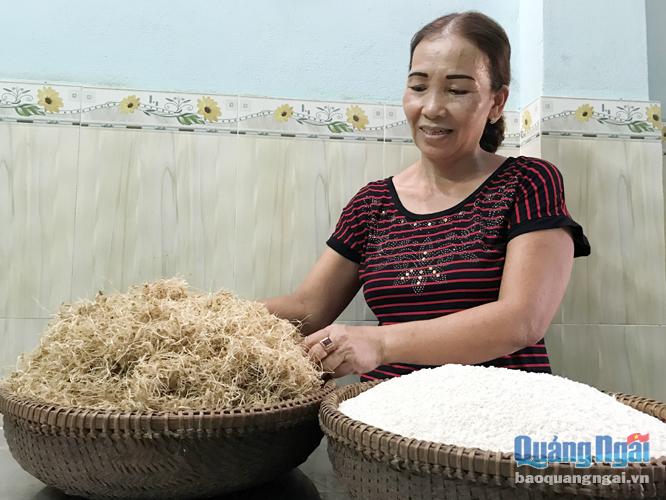 Những nguyên liệu chính như mầm lúa, gạo nếp được bà Thảo lựa chọn kỹ càng.