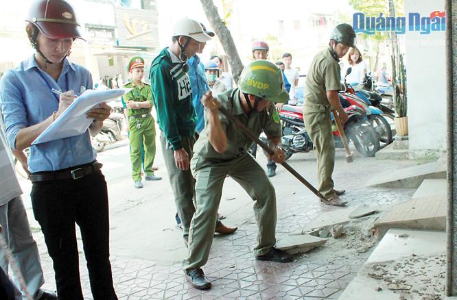 Đầu tháng 5.2017, TP. Quảng Ngãi tổ chức ra quân lập lại trật tự vỉa hè, lòng lề đường. Nhiều trường hợp lấn chiếm vỉa hè đã bị lực lượng chức năng đập bỏ.