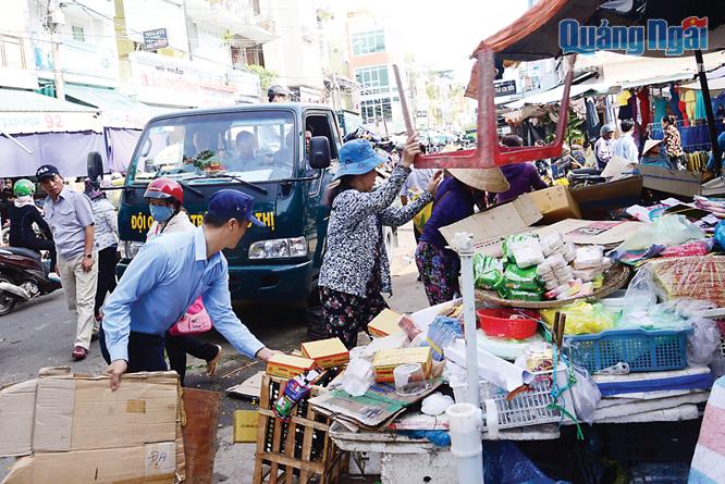 Các tuyến đường xung quanh khu vực chợ Quảng Ngãi là “điểm nóng” về tình trạng lấn chiếm vỉa hè, được các ngành chức năng tăng cường ra quân xử lý.