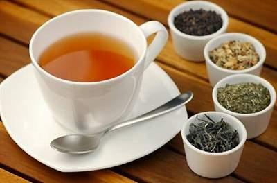 Dùng trà thảo dược đúng cách hỗ trợ điều trị mất ngủ.