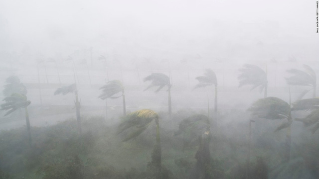  Mưa lớn và gió to gây nguy hiểm ở Miami - nơi vốn là thành phố lớn và đông dân bậc nhất ở Florida.