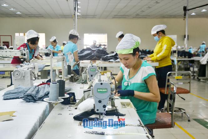 Lao động nữ mang thai ở tháng thứ bảy của Công ty may Thuyên Nguyên được bố trí làm những công việc nhẹ nhàng hơn.