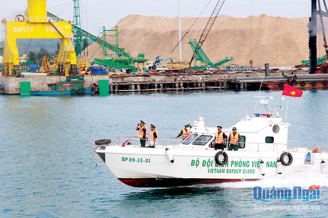 Đồn Biên phòng cửa khẩu Cảng Dung Quất bố trí lực lượng túc trực 24/24 giờ tại khu vực phát hiện tàu cổ bị đắm.