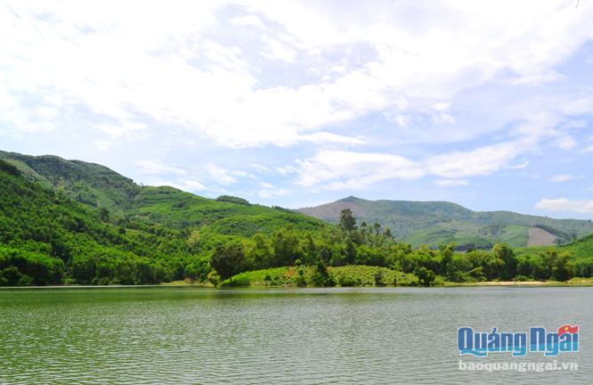 Huyện Ba Tơ đang kêu gọi, thu hút đầu tư để phát triển du lịch sinh thái tại hồ Tôn Dung (thị trấn Ba Tơ).