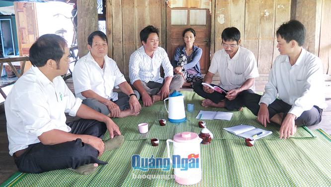 Cán bộ xã Ba Dinh đến tận nhà để tuyên truyền cho người dân về phương thức xóa đói giảm nghèo, phát triển kinh tế gia đình.  ẢNH: TL