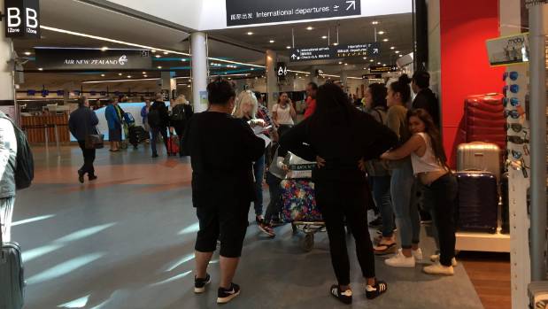 Hành khách phải chờ ở sân bay nội địa New Zealand do máy bay không có xăng - Ảnh: TWITTER