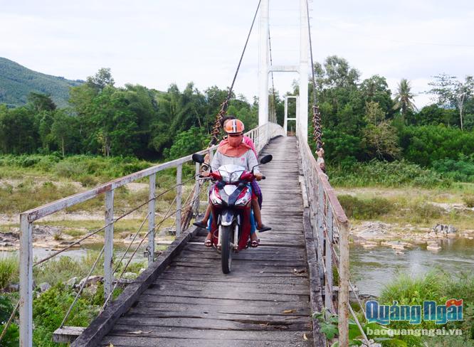 Cầu treo thôn Tân Long Trung được đầu tư xây dựng, giúp người dân có thêm điều kiện thoát nghèo.