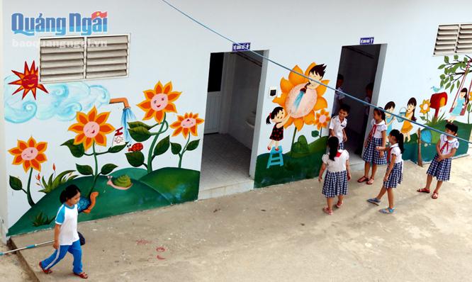 Học sinh Trường Tiểu học Trần Phú (TP.Quảng Ngãi) thích thú khi có nhà vệ sinh xanh-sạch-đẹp và thân thiện.