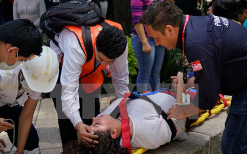 Lực lượng cứu hộ chuyển người bị thương sau trận động đất ở Mexico City ngày 19/9. (Nguồn: THX/TTXVN)