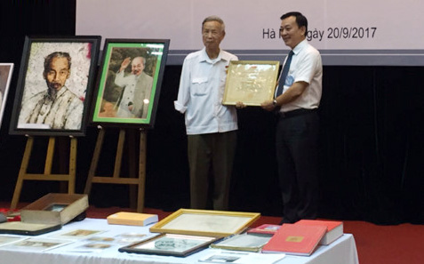 Anh hùng lực lượng vũ trang La Văn Cầu trao tặng hiện vật cho Bảo tàng Hồ Chí Minh. Ảnh: VOV