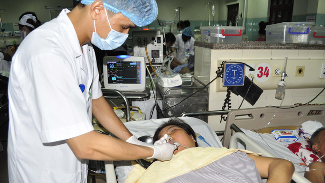 Chăm sóc bệnh nhân đột quỵ tại khoa thần kinh Bệnh viện Bạch Mai (Hà Nội) - Ảnh: MAI THANH