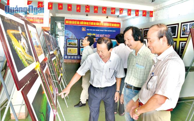  Triển lãm ảnh do Hội VH-NT tỉnh tổ chức thu hút đông đảo người xem.