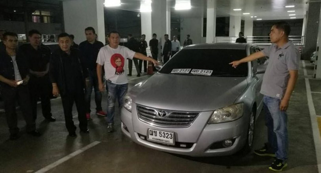 Chiếc Toyota Camry màu bạc được cho là đã chở bà Yingluck trốn khỏi Thái Lan - Ảnh chụp màn hình The Nation