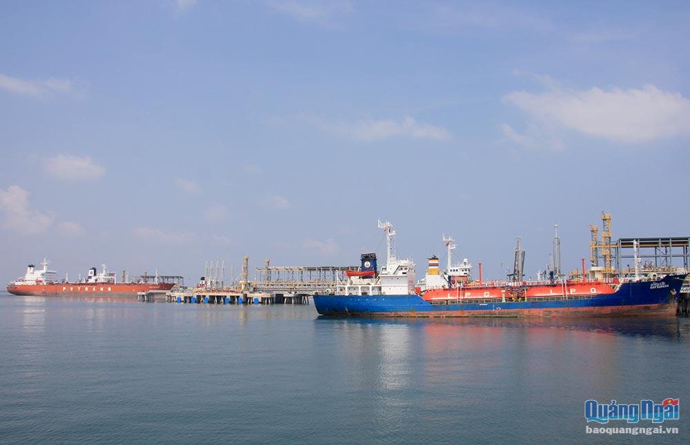 Nhập dầu thô tại Cảng xuất sản phẩm NMLD Dung Quất