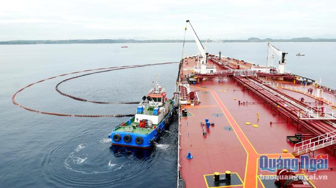  Quảng Ngãi đang khai thác lợi thế cảng biển nước sâu Dung Quất để tăng cường thu hút đầu tư vào tỉnh.