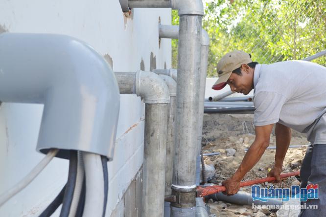 Thành viên của Đội thi công và dịch vụ nước sạch luôn túc trực tại các công trình nước sinh hoạt để vận hành, sửa chữa khi có hỏng hóc.