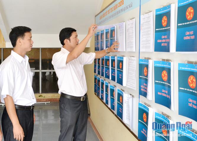 Đoàn kiểm tra của Sở Tư pháp kiểm tra việc niêm yết thủ tục hành chính tại TP.Quảng Ngãi.
