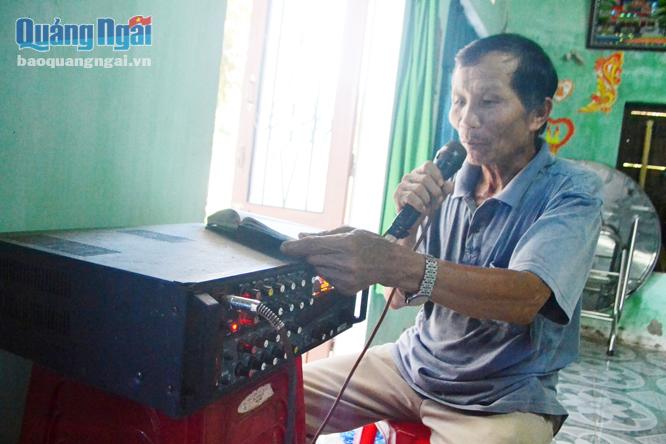 Trưởng thôn Tân Mỹ (xã Tịnh An, TP.Quảng Ngãi) Nguyễn Ái thường xuyên cập nhật về tình hình ANTT để giúp người dân chủ động cảnh giác.