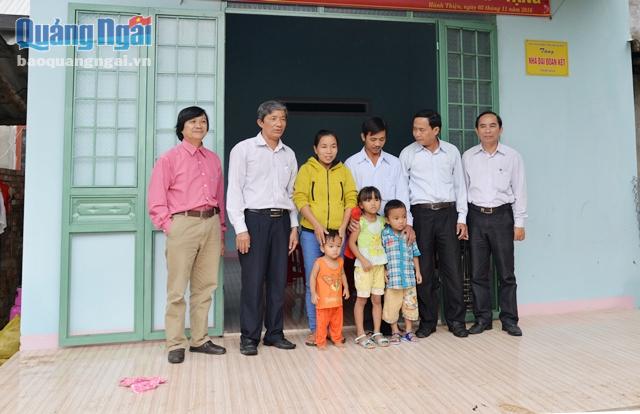 Lễ bàn giao nhà đại đoàn kết cho hộ gia đình khó khăn về nhà ở huyện Nghĩa Hành