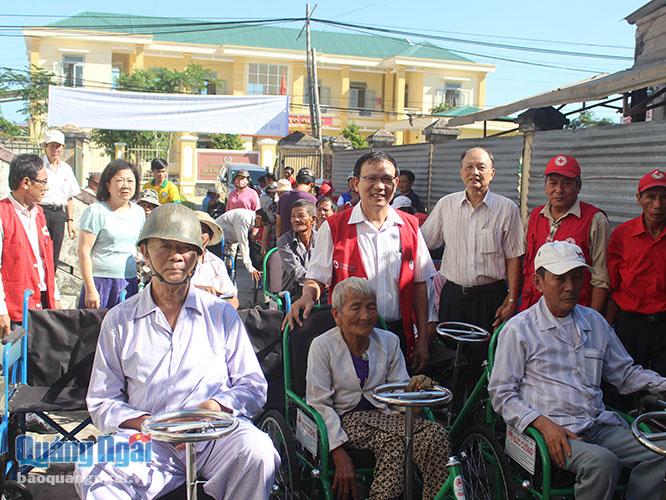 Đại diện lãnh đạo Hội chữ thập đỏ tỉnh và Giám đốc Qũy hỗ trợ Cộng đồng Lawreace S.ting trao tặng xe lăn , xe lắc cho người khuyết tật