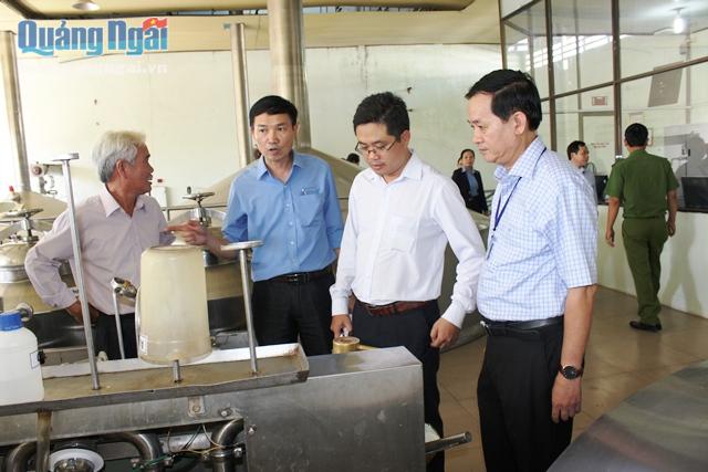 Đoàn kiểm tra liên ngành Trung ương về VSATTP kiểm tra thực tế tại khu vực nấu bia của Nhà máy bia Dung Quất