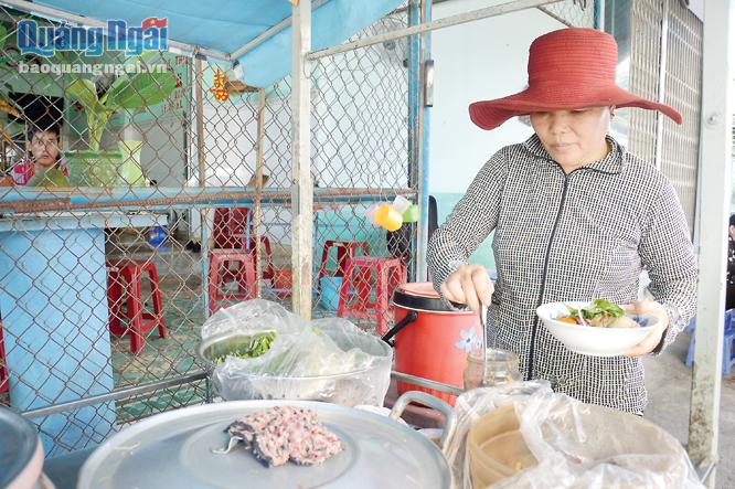 Bà Nguyễn Thị Thường, ở phường Chánh Lộ từ bỏ việc buôn bán trên vỉa hè, trả lại vỉa hè cho người đi bộ.