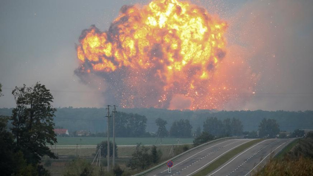 Kho vũ khí của quân đội Ukraine phát nổ. (Ảnh: Reuters)