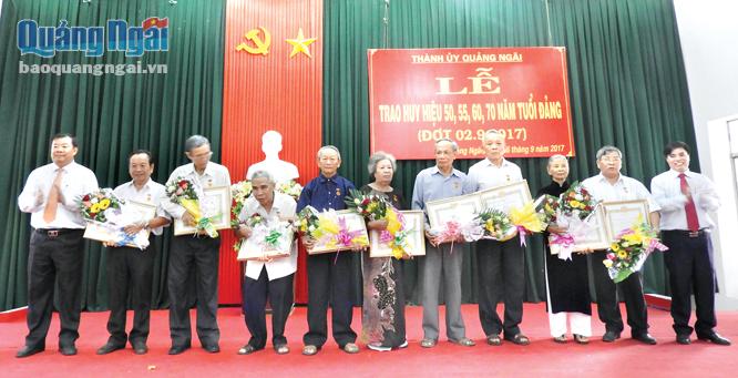  Thành ủy Quảng Ngãi tổ chức trao Huy hiệu Đảng cho các đảng viên từ 50 tuổi Đảng trở lên.