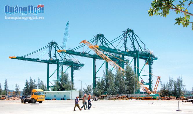 Hoạt động xuất khẩu hàng hóa tại cảng chuyên dụng Doosan Vina (KKT Dung Quất).       