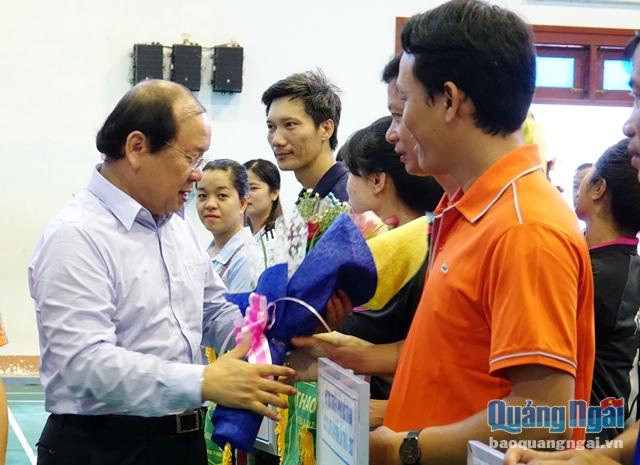 Phó Bí thư Thường trực Tỉnh ủy Nguyễn Thanh Quang tặng hoa cho các vận động viên tham dự hội thao