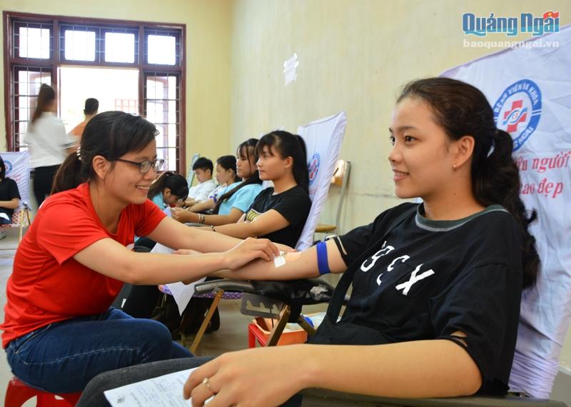 Sinh viên tham gia hiến máu tình nguyện.
