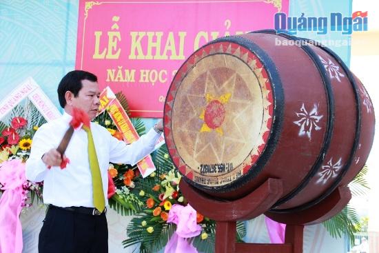 Phó Chủ tịch thường trực UBND tỉnh Đặng Văn Minh đến dự và đánh trống khai giảng, chào mừng năm học mới.