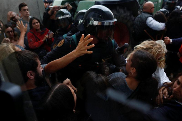 Cảnh sát đụng độ với người dân Catalonia (Ảnh: Reuters)