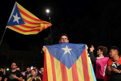 Người dân Catalan hồi hộp chờ kết quả trưng cầu dân ý. (Ảnh: Reuters)