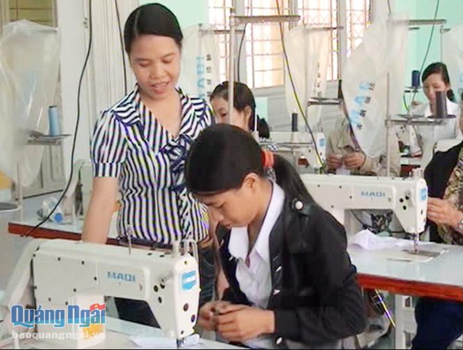 Học viên được đào tạo nghề may ở Sơn Hà nhiều em ra trường không có việc làm.