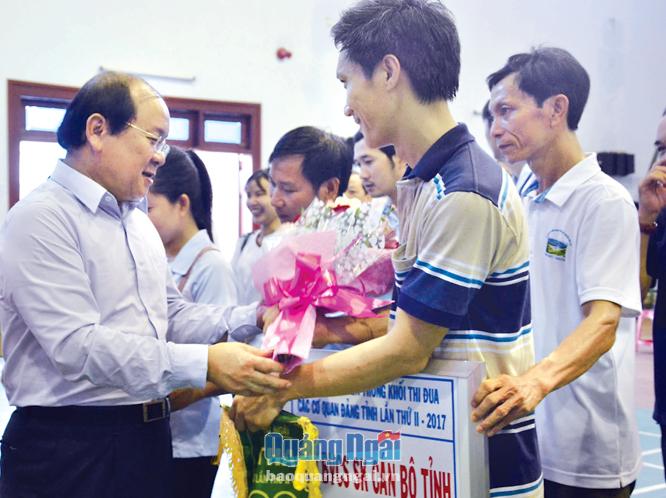 Phó Bí Thư Thường trực Tỉnh ủy Nguyễn Thanh Quang tặng hoa cho các vận động viên  tham gia hội thao.