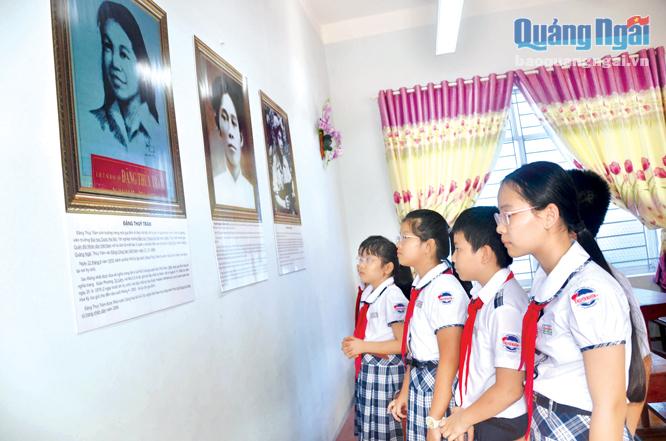 Học sinh Trường THCS Nguyễn Nghiêm tìm hiểu về tiểu sử các vị anh hùng dân tộc, các nhân vật lịch sử qua hình ảnh dán ở mỗi lớp học.