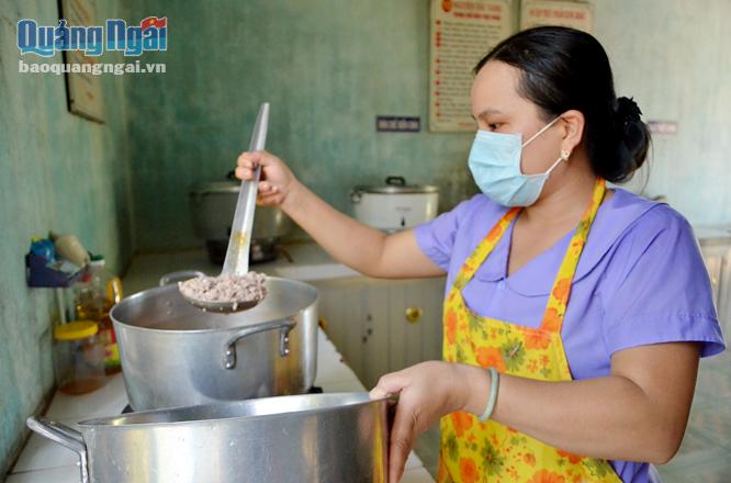 Nhân viên cấp dưỡng Trường Mầm non Hành Thuận làm suốt cả ngày, nhưng mức lương rất thấp, không đảm bảo cuộc sống.