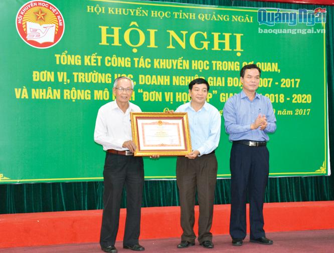  Phó Chủ tịch UBND tỉnh Đặng Ngọc Dũng trao bằng khen của Thủ tướng Chính phủ cho Hội Khuyến học tỉnh.