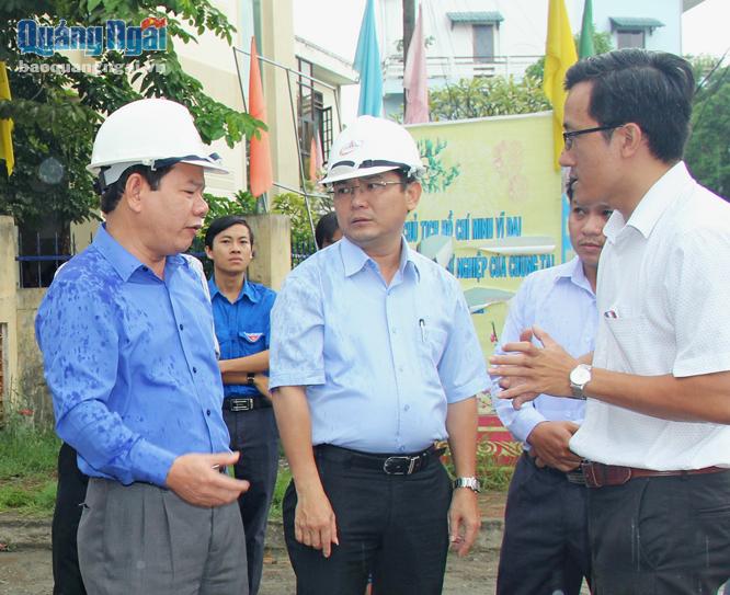   Phó Chủ tịch Thường trực UBND tỉnh Đặng Văn Minh (bên trái) kiểm tra hiện trường công tác GPMB và thi công dự án đường Nguyễn Công Phương.
