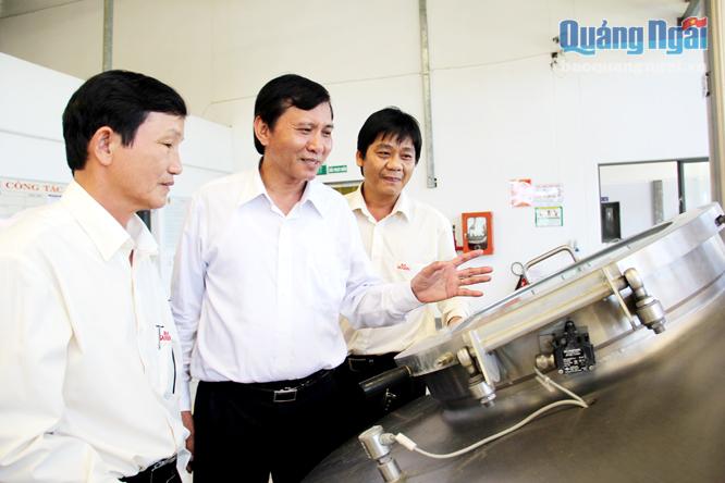 Phó Chủ tịch UBND tỉnh Phạm Trường Thọ thăm dây chuyền sản xuất bia tại Công ty CP bia Sài Gòn - Quảng Ngãi.