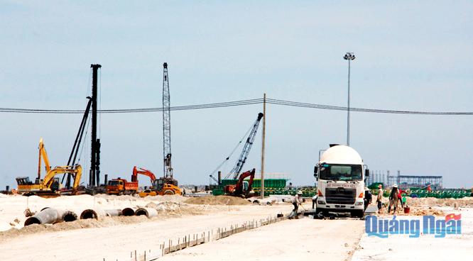  Dự án thép Hòa Phát - Dung Quất đang đẩy nhanh tiến độ xây dựng.