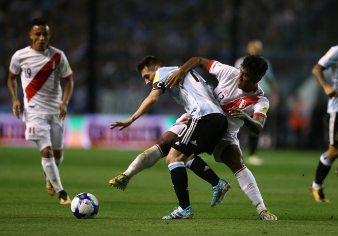 Messi không thể vượt qua hàng phòng ngự cực kỳ chặt chẽ của Peru. Ảnh: REUTERS