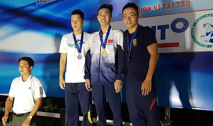 Huy Hoàng (giữa) phá kỷ lục quốc gia 1.500m tự do. Ảnh: T.P