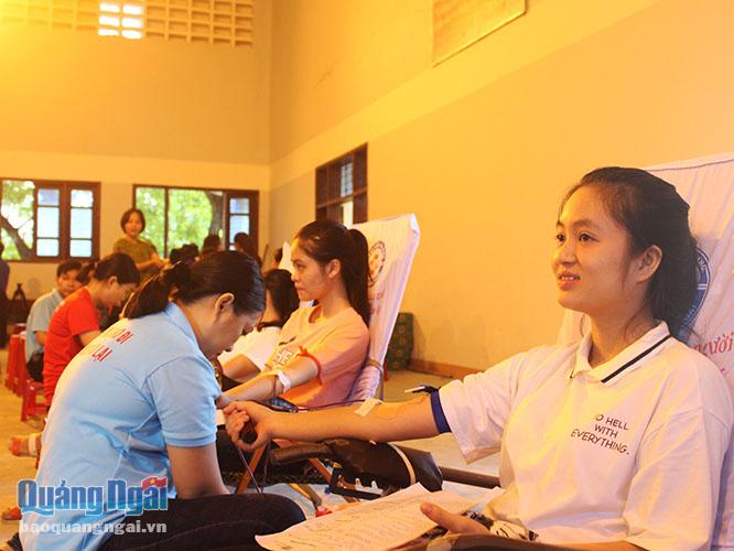 Sinh viên tham gia hiến máu tình nguyện