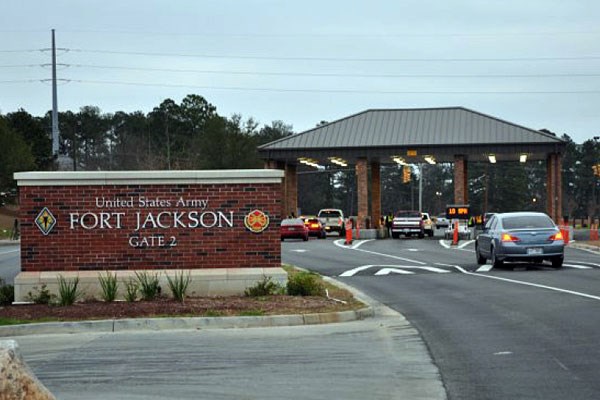 Cổng vào trung tâm huấn luyện Fort Jackson. Ảnh: Quân đội Mỹ