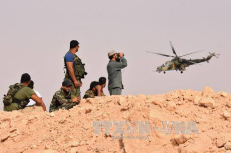 Trực thăng quân sự của Nga tham gia hỗ trợ cuộc chiến chống IS của quân đội Syria tại khu vực Kobajjep, ngoại ô Deir Ezzor, Syria ngày 5/9. AFP/TTXVN